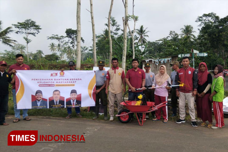 bantuan-kitab-Quran-kepada-pengasuh-TPQ-3.jpg