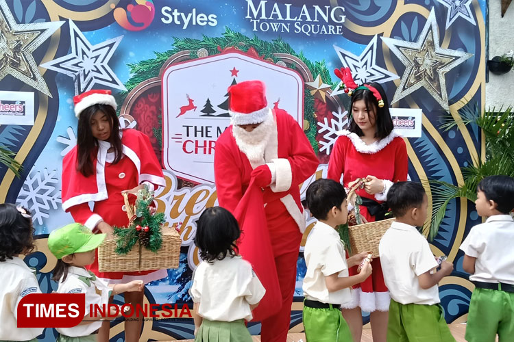 Flash mob Christmas Carol dan tamborin di gelar mulai dari trotoar Matos dan all area lantai Matos. (FOTO: MATOS For TIMES Indonesia)