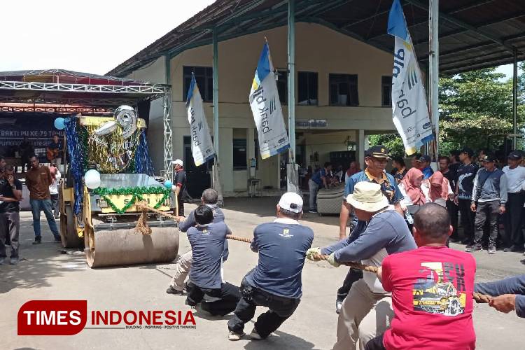 Serunya Perlombaan Tarik Stum dalam Kemeriahan Hari Bakti ke-79 PU di Majalengka