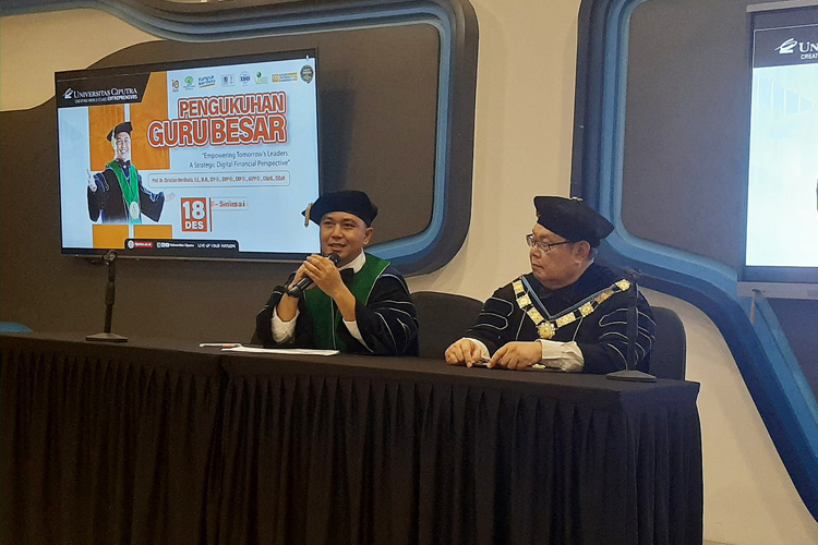 Prof. Christian (kiri) bersama Rektor Universitas Ciputra (kanan) saat konferensi pers. (Foto: Siti Nur Faizah/TIMES Indonesia)