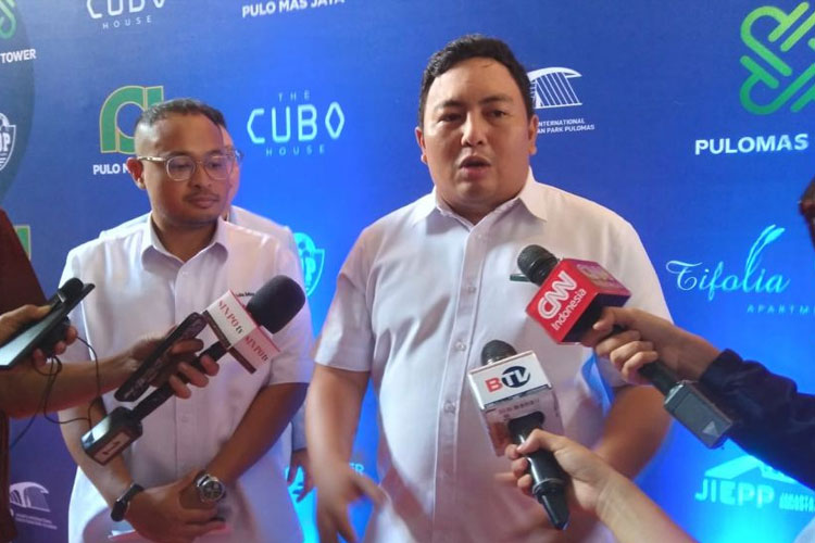 Direktur Utama PT Pulo Mas Jaya, Robby Ferliansyah (kanan) saat jumpa pers. (Foto: Wijaya)