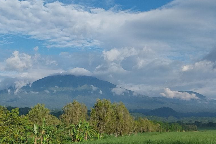 Suasana-salah-satu-pendaki-yang-berpose-di-puncak-sejati-Gunung-Raung-b.jpg