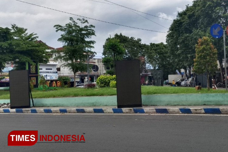 Tampak videotron di Bundaran RTH Pasar Induk Bondowoso menutup trotoar (FOTO: Moh Bahri/TIMES Indonesia)