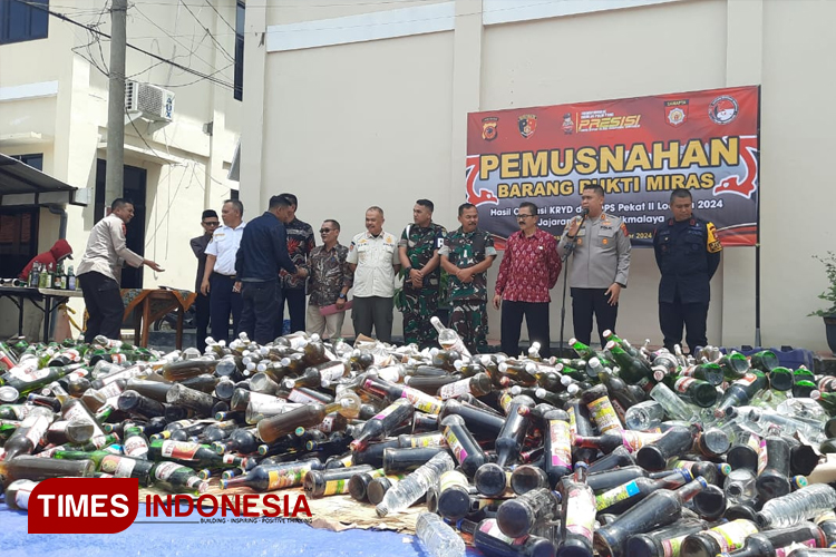 Jelang Nataru 2025, Polres Tasikmalaya Musnahkan Puluhan Botol Miras