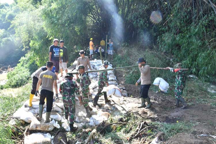 Pasca Banjir Ponorogo, TNI-Polri dan Semua Elemen Bersinergi Selesaikan Perbaikan Tanggul