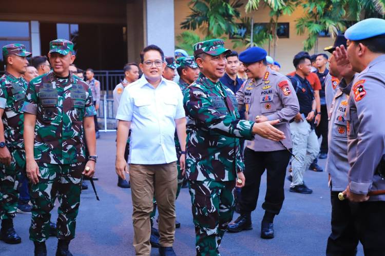 Pj Gubernur Jatim Bersama Kapolri dan Panglima TNI Tinjau Persiapan Natal 2024 di Gereja Bethany Surabaya