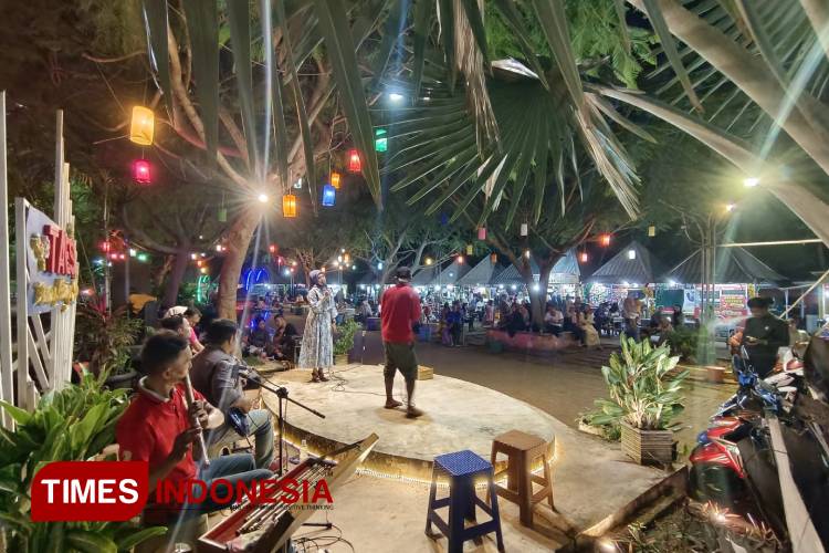 Live musik di Taman Keluarga Siwalan Kecamatan Panceng Kabupaten Gresik (Foto: Akmal/TIMES Indonesia).