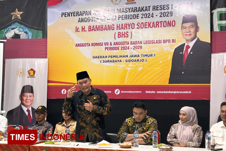 Anggota Komisi VII DPR RI Bambang Haryo Soekartono (BHS) saat reses di Kampung Dinoyo Sekolahan, Surabaya, Kamis (19/12/2024) malam.(Foto: Lely Yuana/TIMES Indonesia)