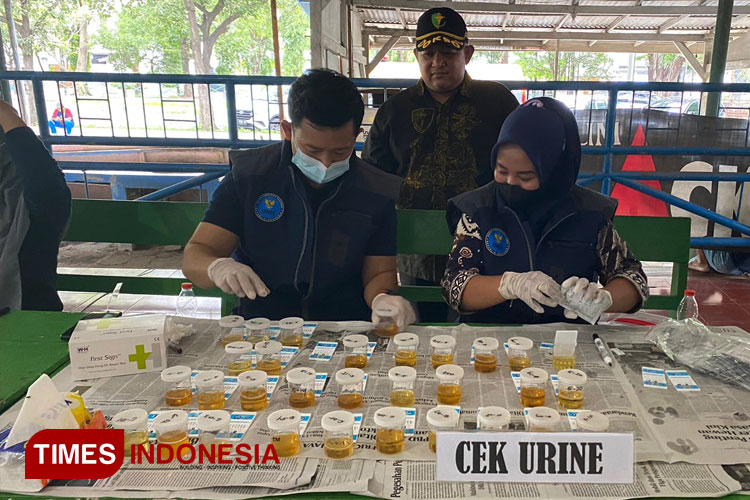 Cek-Urine.jpg