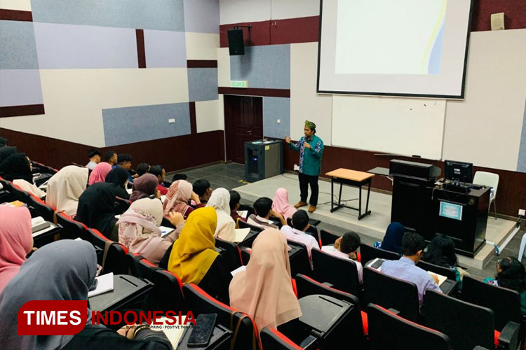 Dosen FIKOMM UMBY, Dr Didik Haryadi Santoso, MA ketika memberikan materi di University Sains Islam Malaysia (USIM) (FOTO: AJP TIMES Indonesia)