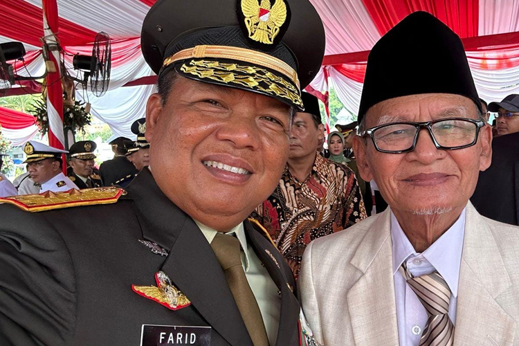 Mayjen TNI Dr. Farid Makruf M.A pose bersama Budayawan senior Madura, KH D Zawawi Imron. (FOTO : DOK Mayjen TNI Dr. Farid Makruf for Times Indonesia).