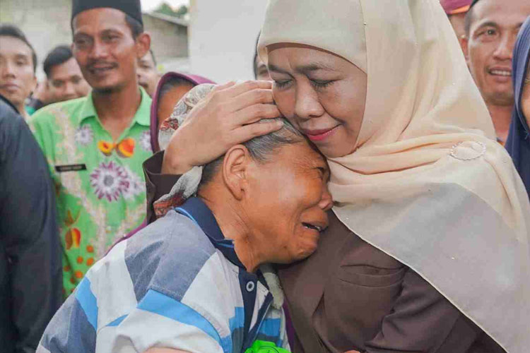 Salah satu warga Prodo memeluk Khofifah di sela kunjungan ke desanya. (Foto: TI Photo Network)