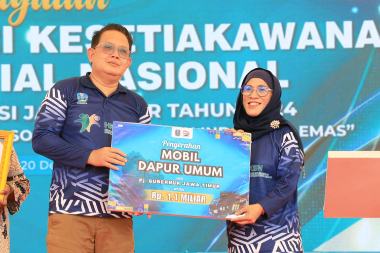 Mobil-Dapur-Umum-kepada-Kadinsos-Jatim-Restu-Novi-Widiani.jpg