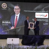 Penghujung Tahun 2024, Dirut Bank Jatim Terima Penghargaan dari Warta Ekonomi