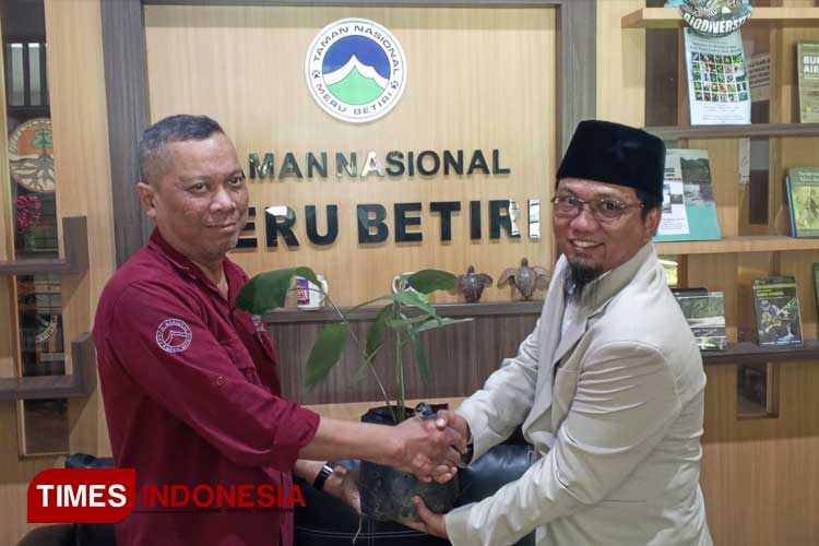 PT Mitratani Duatujuh Mulai Serahkan Bibit Aren ke TNMB Jember