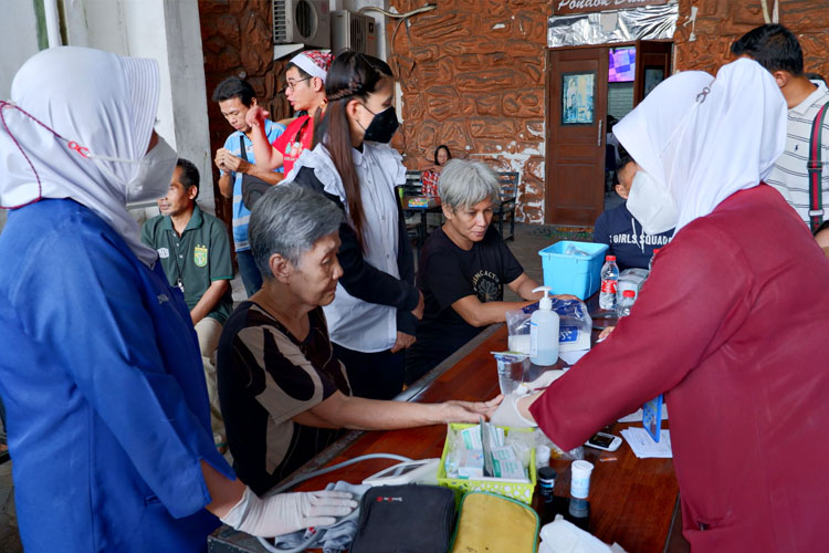 Berbagi Kasih di Momen Natal, Premier Place Hotel Kunjungi Pondok Lansia dan ODGJ