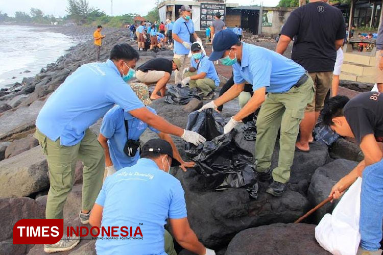 Cara Marine Safari Bali Konservasi Pantai melalui Aksi Bersih-Bersih Clean Lebih Beach