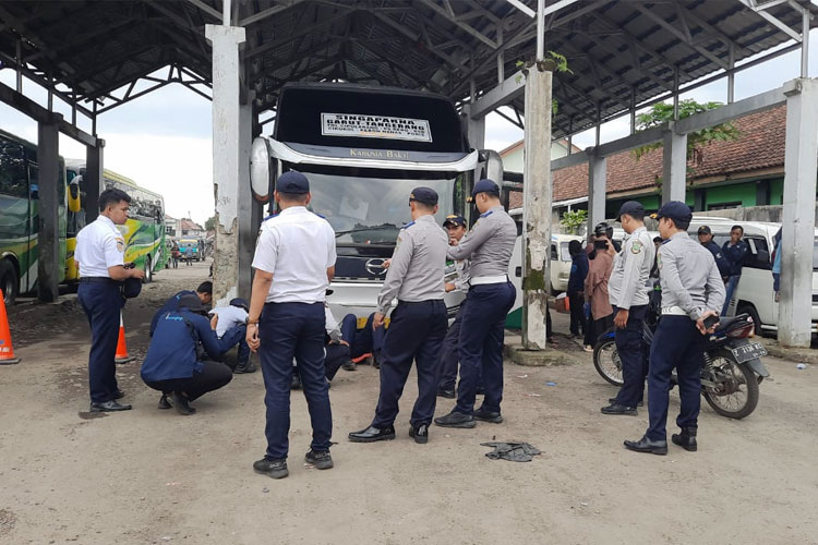 Jelang Nataru, Puluhan Bus Uji Kelayakan dan Pemeriksaan Kesehatan Sopir