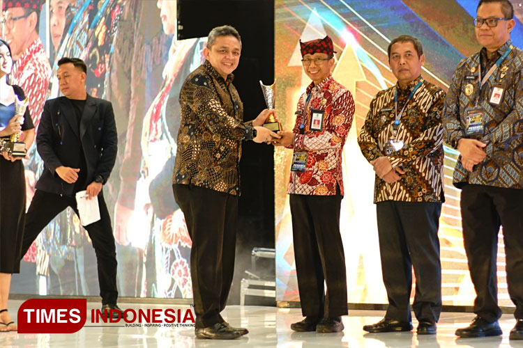 menerima-penghargaan-APBD-Award-2.jpg