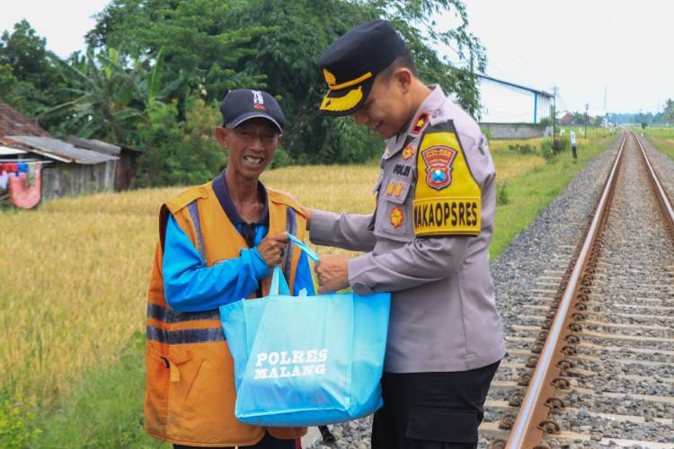 Polres Malang Bagikan 500 Paket Sembako bagi Relawan Supeltas dan Penjaga Perlintasan