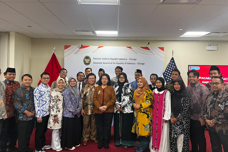 Fetra Nurhikmah (batik kuning) dari PP Al-Fithroh Wahid Hasyim Yogyakarta saat mengikuti program penerima beasiswa non-degree di Amerika Serikat. (FOTO: Dok. Fetra)