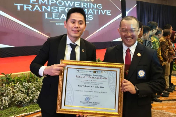 Pengusaha muda Rico Tedyono M.Sc, MBA selaku CoFounder & COO KOMUNAL Fintech Neo RURAL Bank saat menerima Award Empowering Transformative Leaders 2024 di Mercure Surabaya Grand Mirama, Sabtu (21/12/2024) malam. (Foto: Dok. Komunal)