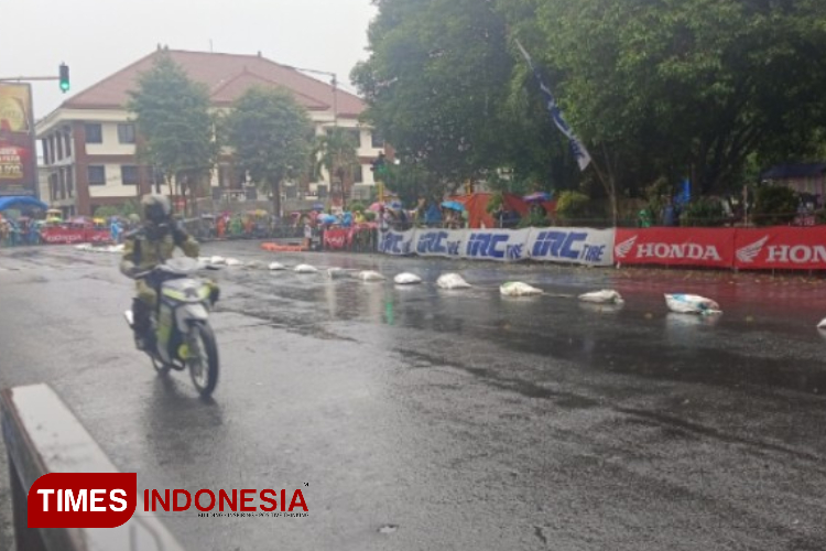 Lintasan Licin Bikin Pebalap Jatuh Bangun dalam Jatim Racing Final di Bondowoso