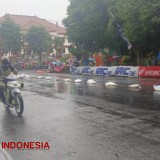 Lintasan Licin Bikin Pebalap Jatuh Bangun dalam Jatim Racing Final di Bondowoso