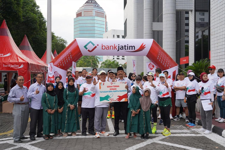 Donasi ke Yayasan Bina Karya Mandiri, Bank Jatim Gelar Jatimers Run To Care 2024