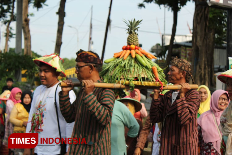 Dibuka Arakan Tumpeng Sayur,  Festival Suwiri Sayur Jadi Farm Market Pertama di Kota Madiun