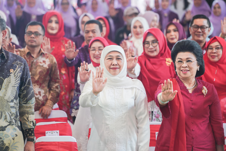 Berkontribusi Nyata untuk Perempuan dan Anak, Khofifah Terima Penghargaan di Puncak Peringatan Hari Ibu