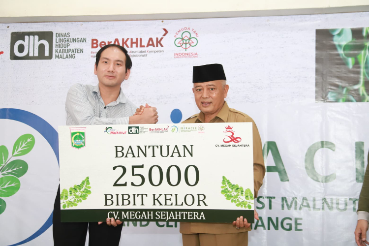 Penanaman-bersama-secara-simbolis-bibit-pohon-kelor-b.jpg