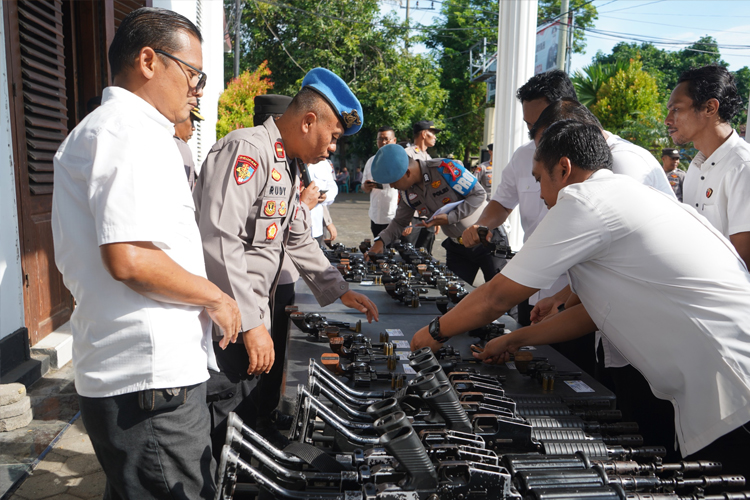 Petugas lakukan pemeriksaan senpi yang digunakan oleh anggota Polres Probolinggo Kota. (Foto: Polres Probolinggo Kota for TIMES Indonesia).