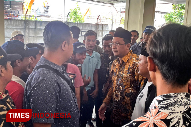 menyapa-ratusan-loyalis-dan-pendukungnya-yang-hadir-2.jpg