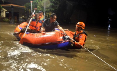 Sungai Amprong Meluap Warga Terjebak, Evakuasi Dilakukan