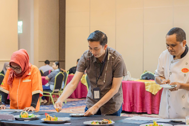 Tengah, General Manager Grand Harvest Resort & Villas Banyuwangi, Indra Iwan Putra, saat melakukan penilaian hasil para peserta. (Foto: Grand Harvest Resort & Villas Banyuwangi for TIMES Indonesia).