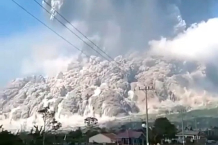 Banyak Warga Salah Paham! Ini Bukan Foto Erupsi Gunung Raung