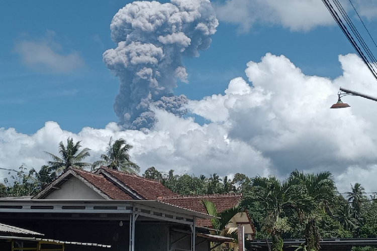 Gunung Raung Meletus, Tinggi Kolom Erupsi Capai 2Km