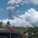 Gunung Raung Meletus, Tinggi Kolom Erupsi Capai 2Km