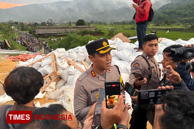 Kapolres Malang, AKBP Putu Kholis Aryana, saat mengungkapkan insiden kecelakaan maut di Tol Pandaan-Malang arah Malang, Senin (23/12/2024). (Foto Adhitya Hendra/TIMES Indonesia)