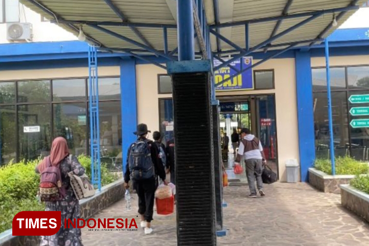 Jelang-Natal-kedatangan-dan-keberangkatan-penumpang-di-terminal-Tipe-A-Seloaji-Ponorogo-z.jpg