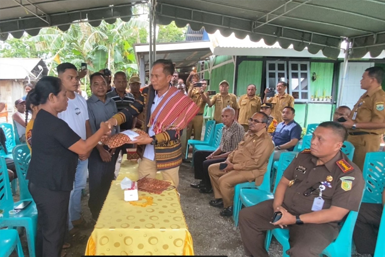 Kajati NTT Zet Tadung Allo saat menyerahkan bingkisan kepada keluarga korban. (FOTO: Kasi Penkum Kajati NTT)