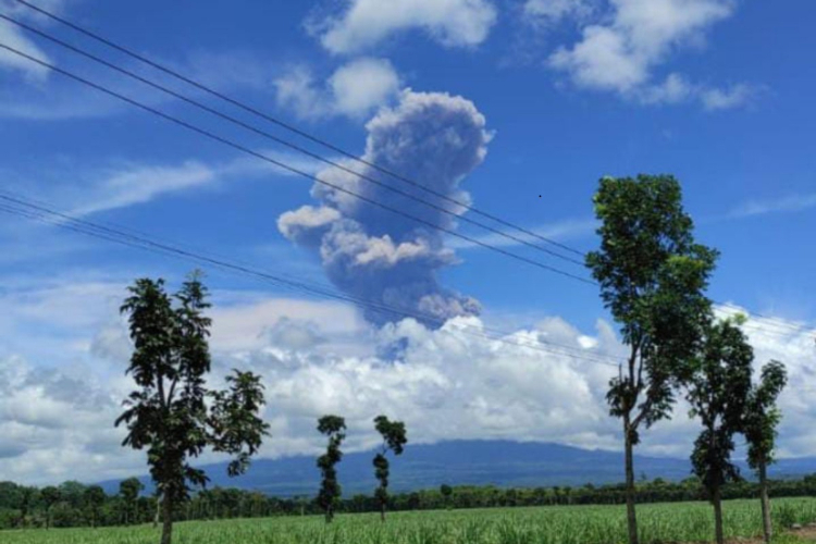 Gunung Raung Muntahkan Abu Vulkanik Setinggi 2 Kilometer, Warga Banyuwangi Diminta Waspada