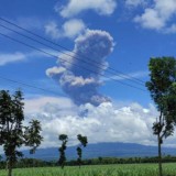 Gunung Raung Muntahkan Abu Vulkanik Setinggi 2 Kilometer, Warga Banyuwangi Diminta Waspada