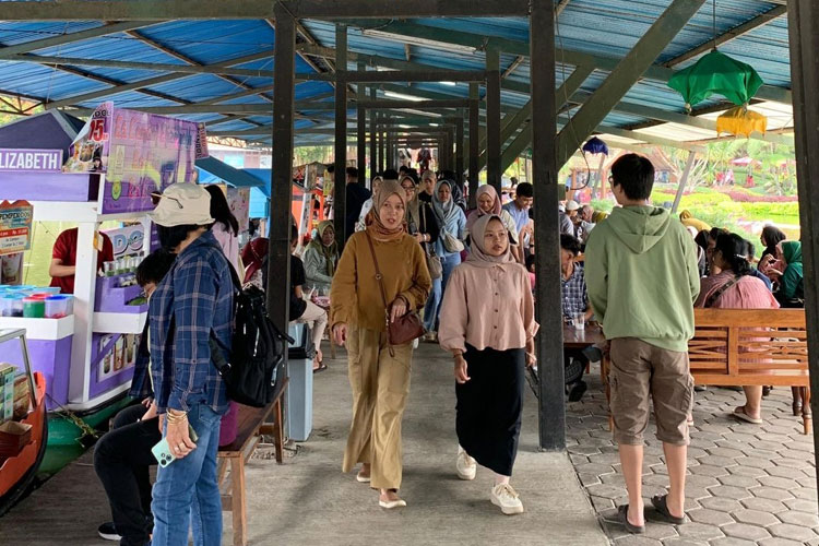 Para pengunjung di Floating Market Lembang ramai mengitari tempat wisata dan jajanan yang disediakan para UMKM di sana. (Foto: Humas Poltekpar NHI Bandung)