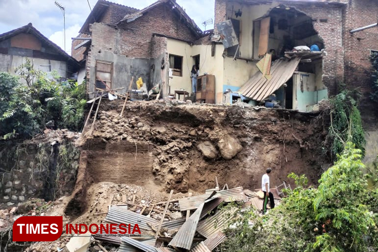 Rumah Warga Jodipan Kota Malang Longsor Pasca Banjir