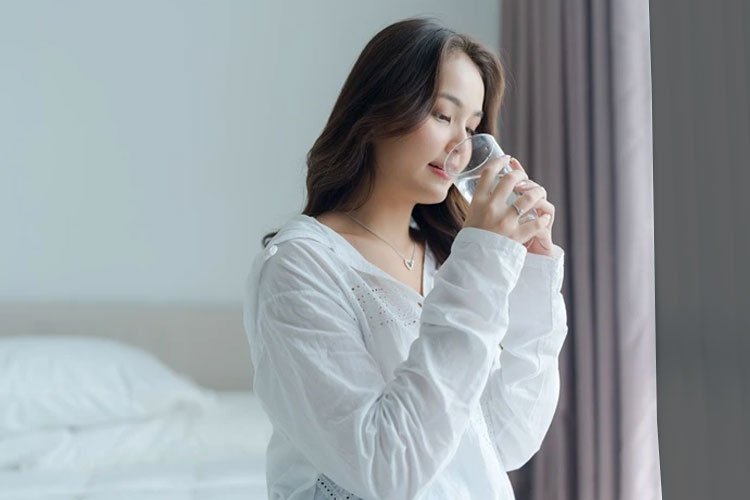 Biasakan Minum Air Hangat Sebelum Tidur, Rasakan Manfaatnya!