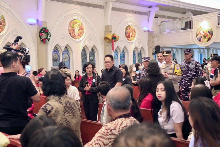 Pastikan Pengamanan Misa Natal, Pj Gubernur Jatim Tinjau Gereja