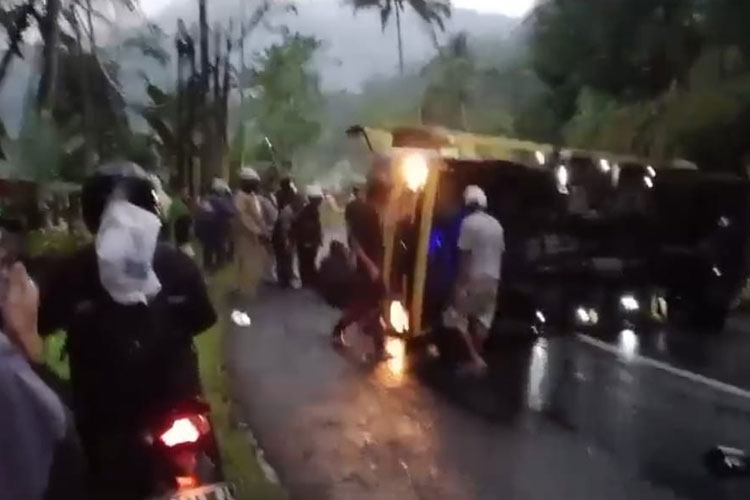 Truk Pengangkut Sembako Hantam Mini Bus dan Motor di Tanjakan Bohong Tasikmalaya, Dua Orang Luka Parah