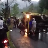 Truk Pengangkut Sembako Hantam Mini Bus dan Motor di Tanjakan Bohong Tasikmalaya, Dua Orang Luka Parah